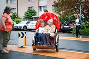 Als erstes Pflegeheim in der Zentralschweiz bietet das «Kirchfeld» in Horw für ihre Bewohner Rikscha-Fahrten an. Im Bild: Maria Wey (85) testet mit ihrer Enkelin die neuen Gefährte. (Bild: Manuela Jans-Koch)