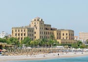 Die Regierung will auf drei ägäischen Inseln neue Casinos eröffnen – so wie hier auf Rhodos. Griechenland erhofft sich dadurch einen Geldsegen. (Bild: Athanasios Gioumpasis/Getty (Rhodos, 3. Mai 2017))