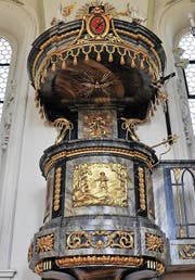 Die Kanzel in der Rischer Pfarrkirche trägt ein Relief, das ein Gleichnis Jesu aus dem Matthäusevangelium zeigt. (Bild: Andreas Fässler / Neue ZZ)