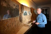 Gody Amstutz geht durch die Ausstellung. (Bild Roger Zbinden/Neue NZ)