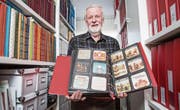 Walter Willisegger präsentiert einen seiner 60 Ordner mit Bierdeckeln – hier einige Exemplare der Brauerei Baar. (Bild: Patrick Hürlimann (Baar, 17. März 2017))