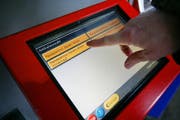 Am Touchscreen-Automaten: Welches Passepartout-Billett ist denn das richtige? (Bild Philipp Schmidli/Neue LZ)