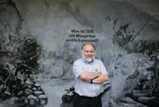 «Was effektiv Fakt ist, ist sehr, sehr wenig»: Pirmin Moser vor einer historischen Darstellung der Schlacht bei Morgarten auf der Fassade des neuen Informationszentrums im Weiler Schornen zwischen Oberägeri und Sattel. (Bild: Stefan Kaiser / Neue ZZ)