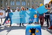 Mitglieder des Verbandes der Schweizer Studierendenschaften (VSS) - in der Mitte Geschäftsleitungsmitglied Lea Oberholzer - bei einer Aktion auf dem Bundesplatz Ende April. (Bild: Keystone/Peter Klaunzer)