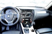 Die Diebe bauten Radios und Navigationsgeräte aus den abgestellten Autos aus. (Bild: Kapo Obwalden)