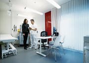 Geschäftsführerin Jennie Olsson im Gespräch mit Hong Phan, dem Leitenden Arzt der Gemeinschaftspraxis. (Bild: Stefan Kaiser (Zug, 15. Januar 2018))