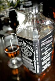 In this May 23, 2005 photo, a bottle of Jack Daniel's whiskey, a Brown-Forman brand, sits on the bar at Nessun Dorma in Milwaukee. Liquor company Brown-Forman Corp. said its second quarter profit edged up 3 percent on strong sales of Jack Daniel's whiskey and boosted its guidance for the full year.(AP Photo/Morry Gash) (Bild: MORRY GASH (AP))