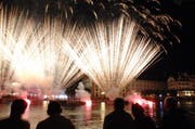 Wer Feuerwerkskörper mit einer Masse von mehr als 1000 Gramm gegen den Himmel schiessen will, braucht ab dem 1.1.2014 einen Ausweis. (Bild: Roger Grütter / Neue LZ)
