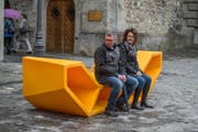 Unbeliebt: Das orangefarbene Plastikmöbel auf dem Kornmarkt wird nicht nur von diesen beiden deutschen Touristen kritisch begutachtet. (Bild: Dominik Wunderli (Luzern, 12. September 2017))