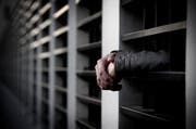 Die von Nidwalden befürwortete Variante sieht eine automatische Ausschaffung von Ausländern vor, die zu einer mindestens sechsmonatigen Freiheitsstrafe verurteilt wurden. Gestellte Szene. Themenbild. (Bild: Pius Amrein / LZ)