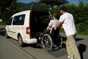 Ein Lutixi-Fahrzeug erhält einen Fahrgast. (Bild: PD)