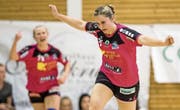Feiern einen Nottwiler Treffer: Pascale Wyder (rechts) und Sabrina Amrein. (Bild: Philipp Schmidli (Nottwil, 23. April 2017))