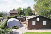 Bei Tageslicht zeigt sich: Der Schaden am Vereinslokal ist erheblich. (Bild: Raphael Biermayr/ZZ, Zug, 20. August 2017)
