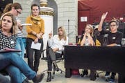 Jugendliche während der 4. kantonalen Jugendsession im Kantonsratssaal. (Bild: Nadia Schärli (Luzern, 27. Oktober 2017))