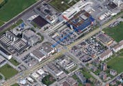 Der Migros Outlet zügelt zu Möbel Märki (blauer Pfeil). (Bild: Google Maps)