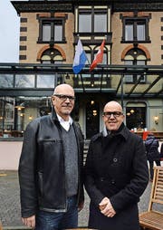 Restaurant Reussfähre: Die«Reussfähre» an der Sentimattstrasse 14 wurde sanft renoviert. Neue Gastgeber sind Paolo Toniolatti (links) und Hans Gertsch. Die beiden setzen auf Schweizer Küche. Öffnungszeiten: Dienstag bis Samstag 10-00.30 Uhr. (Bild: Nadia Schärli / Neue LZ)