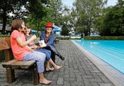 Sie gehören zu den wenigen Gästen im Strandbad Hünenberg: Polina Uzueva (links) und Aline Lobsiger mit Manuela Vogt, Pächterin des Restaurants. (Bild Stefan Kaiser)