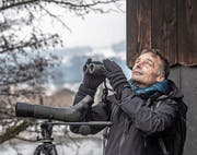Dani Jutz beim Beobachten von Vögeln in Sursee. (Bild: Nadia Schärli (20. Dezember 2017))