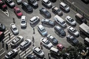 Das Elektrozeitalter in der Fahrzeugbranche ist angebrochen. In der Bildmitte ein Elektrotaxi E6 auf einer Kreuzung im chinesischen Taiyuan. Die Stadt setzt bei ihrer Taxiflotte auf Elektrofahrzeuge. (Bild Qilai Shen/Bloomberg via Getty (Taiyuan, 13. September 2016))