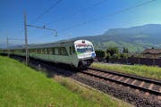 Der Voralpenexpress der Südostbahn SOB bei Küssnacht mit Blick auf Rigi. (Symbolbild) (Bild: pd)