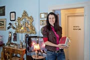 Juristin Jacqueline Chopard (54) in ihrem Geschäft «Brocante & Rechtsberatung» an der Gibraltarstrasse, wo man ohne Voranmeldung juristischen Rat und antike Möbel bekommt. (Bild: Pius Amrein / Neue LZ)