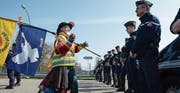 Eine Atomgegnerin spricht während einer Demonstration vor dem Atomkraftwerk Fessenheim mit Polizisten. (Bild: Sébastien Bozon/AFP (Fessenheim, 12. März 2017))