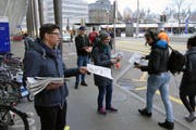 LZ-Chefredaktor Jérôme Martinu (links) und die stellvertretende Chfredaktorin Flurina Valsecchi verteilen am Bahnhof Luzern die «Luzerner Zeitung». (Bild: pd)