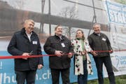 Sie proben bereits einmal für die Eröffnung der Umfahrung Wolhusen: Josef Dissler (Kantonsrat CVP), Peter Bigler (Gemeindepräsident Wolhusen), Caroline Rüegg (Tourismusidirektorin Sörenberg) und Beat Bucheli (Gemeindepräsident von Werthenstein). (Bild: Boris Bürgisser (Wolhusen, 28. November 2017))