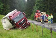 Wegen des Unfalls blieb die Satteleggstrasse bis gegen 17 Uhr gesperrt. (Bild: Kantonspolizei Schwyz)
