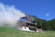 Die Flammen schlagen aus dem Obergeschoss des Hauses in Isenthal. (Bild: Kantonspolizei Uri)