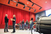 Nach der Bauphase von zwei Monaten erhalten Vereinsvertreter (rechtes Bild) gegenwärtig Instruktionen für die neuen Anlagen in der Aula Oberdorf. (Bilder PD/Oliver Mattmann)