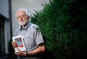 Max Huwyler mit seinem Gedichtband «De Wind hed gcheert». (Bild: Stefan Kaiser)