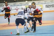 Die Schweizer Streethockey-Nati spielt gegen Italien um den letzten Platz in den Viertelfinals. Im Bild : Michael Giordano (ITA) gegen Ismael Metroz (SUI). (Bild: Maria Schmid / Neue ZZ)