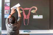 Gegner des Impfgesetzes fürchten, dass ein Ja bei der Abstimmung die Frühsexualisierung in den Schulen fördert. Im Bild: Ein Sekundarschüler im Sexualkunde-Unterrricht. (Bild: Keystone/Gaetan Bally)