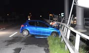 Das Auto des 21-jährigen Junglenkers prallte in die Leitplanke. (Bild: Kantonspolizei Nidwalden (Stans, 22. Juli 2017))