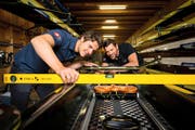 Roman Röösli (links) und Nico Stahlberg messen in der Sarner Bootshalle das Boot aus, mit dem der Doppelvierer in Rio an den Start gehen will. (Bild Philipp Schmidli)