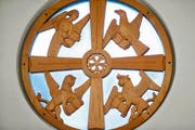 Die christlich-traditionelle Darstellung der vier Evangelisten im Rundfenster von Otto Münch in der reformierten Kirche Mittenägeri. Sie erscheinen als Mensch, Löwe, Stier und Adler. (Bild Stefan Kaiser/ZZ)