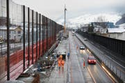 Ein Schutzgerüst trennt die Bauarbeiter vom Bahngleis. (Bild Pius Amrein/Neue LZ)