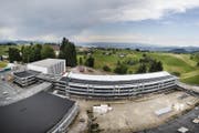 Jene in Menzingen schafft mit dem gegenwärtigen Um- und Ausbau nun Abhilfe. Der Blick vom Dach des neuen Gebäudes zeigt das Ausmass der Baustelle. (Bild: Stefan Kaiser (Menzingen, 18. Juli 2017))