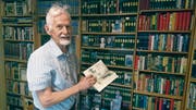 Elmar Elbs zu Hause vor einem Teil seiner Karl-May-Sammlung mit rund 600 Bänden. (Bild: Philipp Unterschütz (Luzern, 18. Juli 2017))