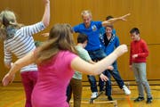 Unter anderem soll der freiwillige Schulsport gefördert werden. Im Bild: David Dimitri (Sohn von Clown Dimitri) bringt den Schülern der Schule Wauwil Gleichgewichtstraining bei. (Bild: Maria Schmid / Neue LZ)