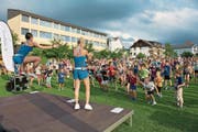 In Menzingen kamen am Montagabend Kinder und Erwachsene ins Schwitzen. (Bild: Maria Schmid)