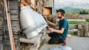 «Klänge stecken in jedem Material – ich hole nur heraus, was schon da ist», sagt Julian Sartorius in «Melody of Noise». (Bild: PD)