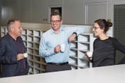 Überregionale Ressorts: Roman Schenkel (Mitte, Leiter) mit Blattmacher Balz Bruder und Auslandredaktorin Isabelle Daniel (Bild: Eveline Beerkircher)