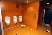 Kein schöner Anblick: Das verwüstete öffentliche WC bei der Katastrophenbucht in Zug. (Bild Werner Schelbert/Neue ZZ)