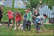 Kinder der Gesamtschule von Wauwil planten nicht nur bei der Erweiterung «ihres» Schulhauses mit, sondern legten auch gleich Hand an beim Spatenstich. Bilder: PD
