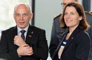SP-Mitglied Oswald Sigg (links) kann die zum Teil harsche Kritik an Ueli Maurer nicht nachvollziehen. (Bild: Keystone)