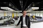 Rolf Galliker, Leiter des Bereichs Car Logistics, vor einer der riesigen Hallen, in denen die Fahrzeuge aufbereitet werden.