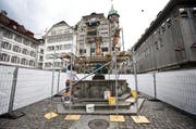 Der Fritschi-Brunnen auf dem Kapellplatz wird restauriert. (Bild: Manuela Jans)