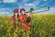 Sandra Boog (rechts, 18) und die 20-jährige Larissa Brunner aus Gunzwil spielen Ende Monat mit der Feldmusik in ihrem Dorf. (Bild Boris Bürgisser)